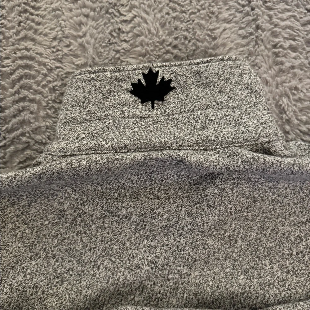 ROOTS Men’s  Heather Gray 1/4 Zip Sweater Size Small